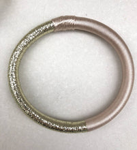 Lade das Bild in den Galerie-Viewer, Bicolor Silk Bangle - Beige/gold