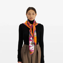 Lade das Bild in den Galerie-Viewer, Silk Carre 100 - Atelier - Orange