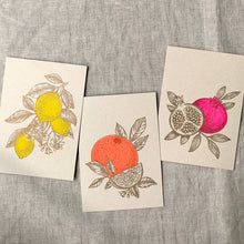 Lade das Bild in den Galerie-Viewer, Postkarte / Granatapfel-Frucht / Pflanzenfarbe / Ökopapier