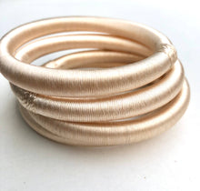 Lade das Bild in den Galerie-Viewer, Uni Silk Bangle - Salmon