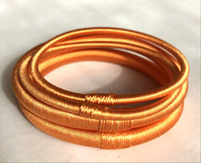 Lade das Bild in den Galerie-Viewer, Uni Silk Bangle - Salmon