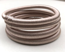 Lade das Bild in den Galerie-Viewer, Uni Silk Bangle - Old rose