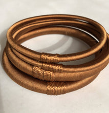 Lade das Bild in den Galerie-Viewer, Uni Silk Bangle - Salmon
