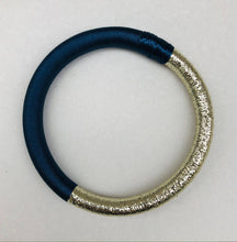 Lade das Bild in den Galerie-Viewer, Bicolor Silk Bangle - Beige/gold
