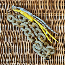 Lade das Bild in den Galerie-Viewer, Bag Charm Acryl/Paracord
