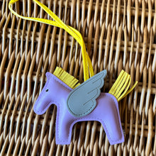Lade das Bild in den Galerie-Viewer, Pegasus Bag Charm
