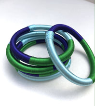 Lade das Bild in den Galerie-Viewer, Tricolor Silk Bangle - Violet
