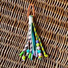 Lade das Bild in den Galerie-Viewer, Bag Charm Paracord Quaste
