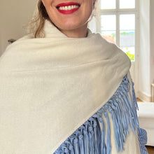 Lade das Bild in den Galerie-Viewer, EVELIN - Wollweiß/hellblau
