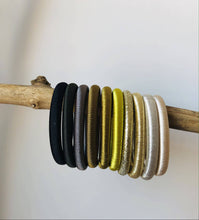 Lade das Bild in den Galerie-Viewer, Uni Silk Bangle - Lime
