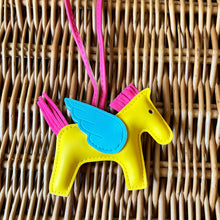 Lade das Bild in den Galerie-Viewer, Pegasus Bag Charm
