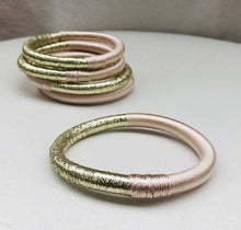 Lade das Bild in den Galerie-Viewer, Bicolor Silk Bangle - Beige/gold
