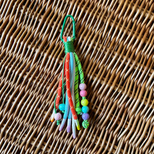 Lade das Bild in den Galerie-Viewer, Bag Charm Paracord Quaste
