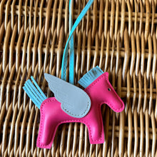 Lade das Bild in den Galerie-Viewer, Pegasus Bag Charm
