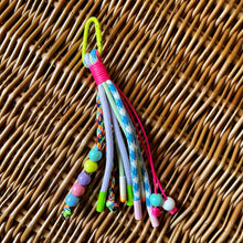 Lade das Bild in den Galerie-Viewer, Bag Charm Paracord Quaste
