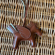 Lade das Bild in den Galerie-Viewer, Pegasus Bag Charm
