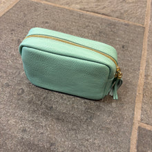 Lade das Bild in den Galerie-Viewer, Ledertasche Türkis
