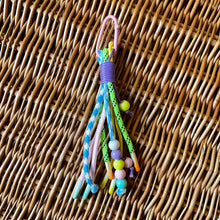 Lade das Bild in den Galerie-Viewer, Bag Charm Paracord Quaste
