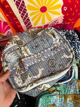Lade das Bild in den Galerie-Viewer, Kosmetiktasche
