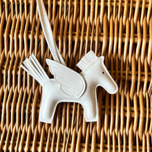 Lade das Bild in den Galerie-Viewer, Pegasus Bag Charm
