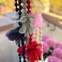 Lade das Bild in den Galerie-Viewer, Seiden Kette Blumen

