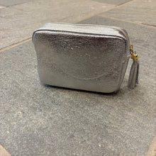 Lade das Bild in den Galerie-Viewer, Ledertasche Silber metallic
