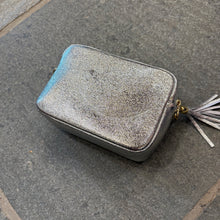 Lade das Bild in den Galerie-Viewer, Ledertasche Silber metallic
