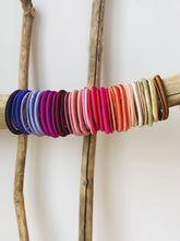 Lade das Bild in den Galerie-Viewer, Uni Silk Bangle - Fuchsia
