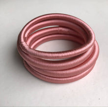 Lade das Bild in den Galerie-Viewer, Uni Silk Bangle - Fuchsia
