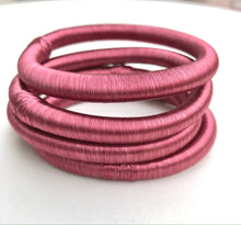 Lade das Bild in den Galerie-Viewer, Uni Silk Bangle - Fuchsia
