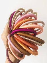 Lade das Bild in den Galerie-Viewer, Uni Silk Bangle - Coral
