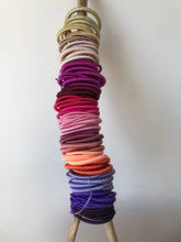 Lade das Bild in den Galerie-Viewer, Uni Silk Bangle - Fuchsia
