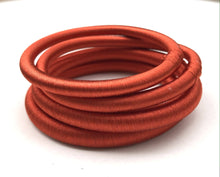 Lade das Bild in den Galerie-Viewer, Uni Silk Bangle - Salmon
