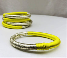 Lade das Bild in den Galerie-Viewer, Bicolor Silk Bangle - Beige/gold
