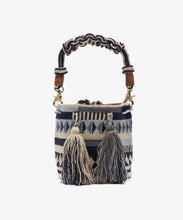 Lade das Bild in den Galerie-Viewer, Guanabana Crossbody Bag Macrame Handle - Beige &amp; Navy

